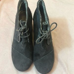 Women’s gray wedge Tom’s
